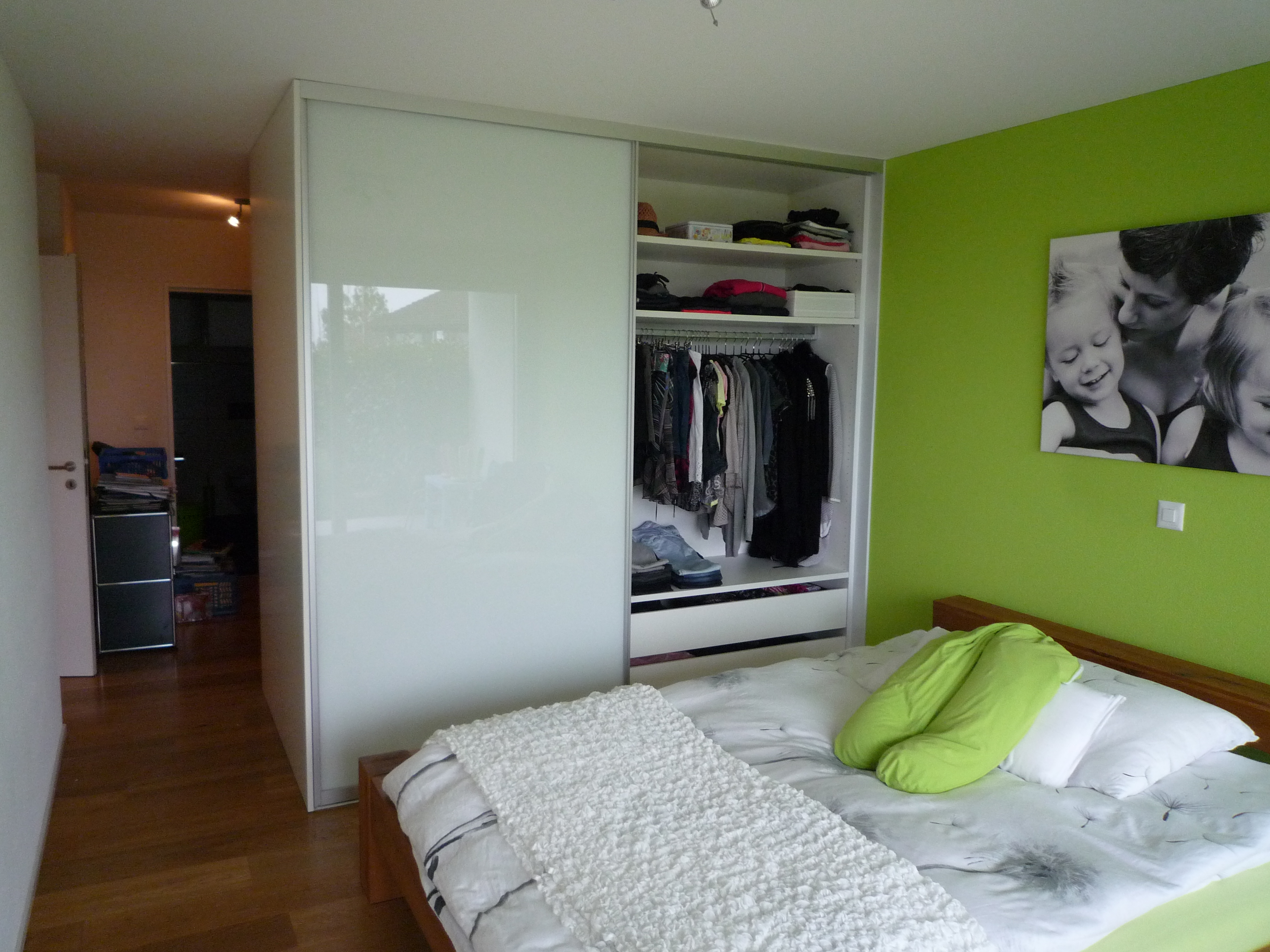 Schrank als Raumtrennung, einseitig Büroschrank, einseitig Ankleide