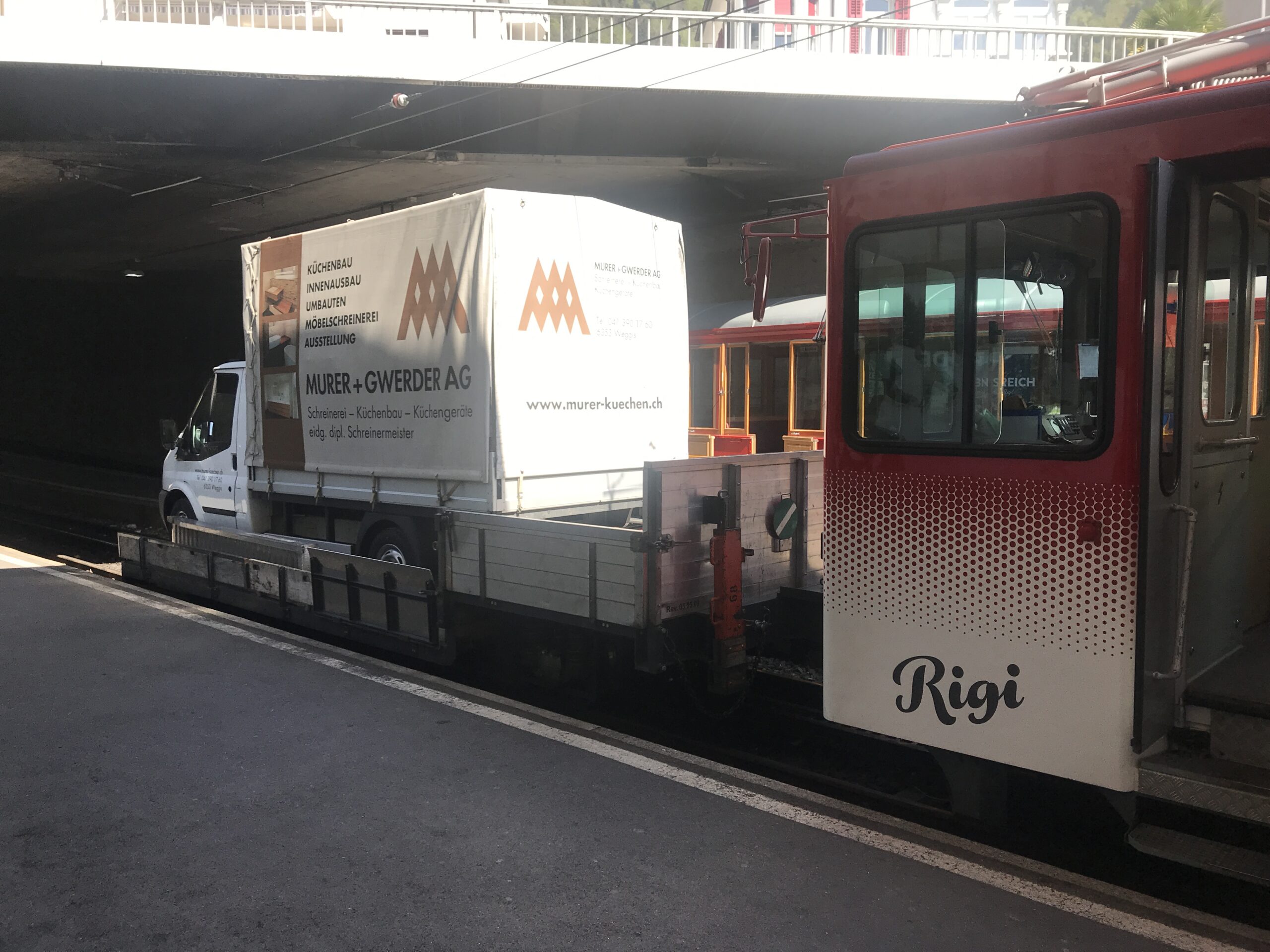 RIGI-Murer + Gwerder AG | Transport einer Küche mit der Bahn auf die Rigi 1